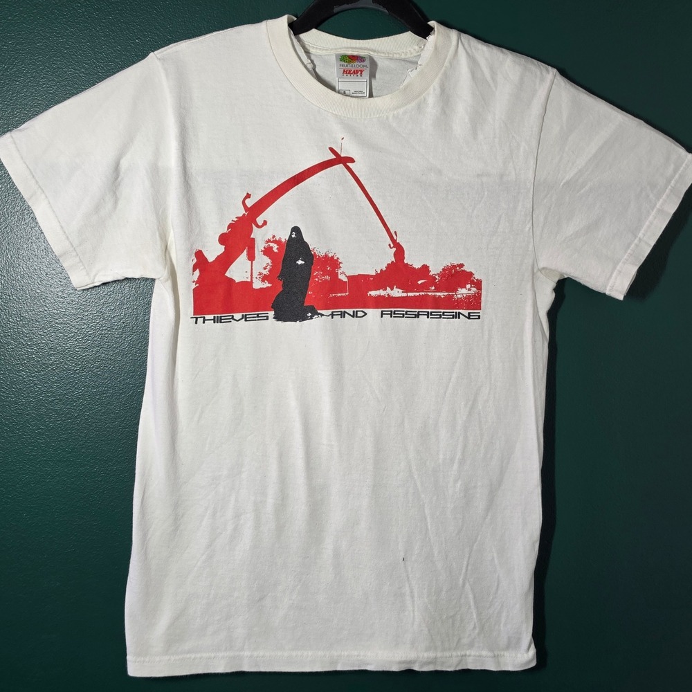 Fruit of the Loom Thieves and Assassins Graphic T-Shirt White Red Mens Small